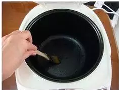 样让电饭锅不粘锅？原来方法这么简单PG麻将胡了免费模拟器百修宝：怎(图2)